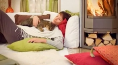 Dlaczego koty i koty śpią na swoich właścicielach: mistyczne i naukowe wyjaśnienie